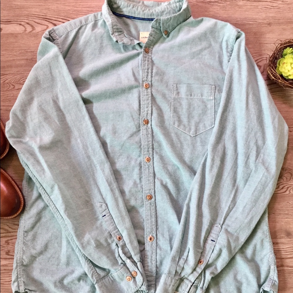 ❌❌SOLD❌❌Button down long sleeve with pocket on front.